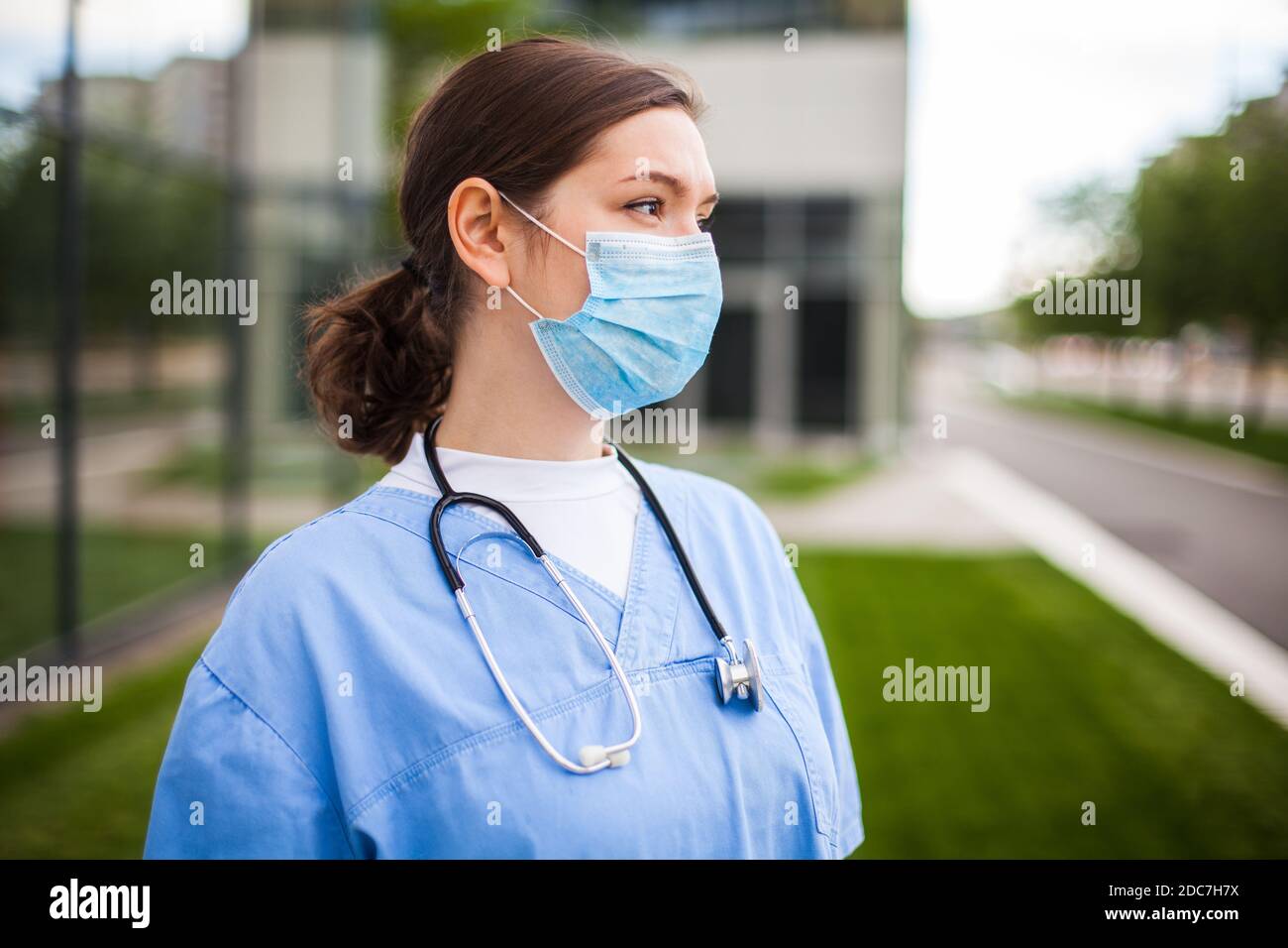Ernst weibliche kaukasischen Arzt wegschauen mit besorgt Gesichtsausdruck, verloren Hoffnung aufgrund der hohen Sterblichkeitsrate Todesrate, Coronavirus COVID-19 Stockfoto