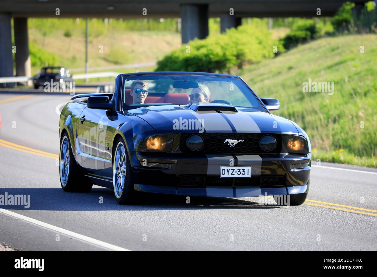 Junges Paar genießt eine Fahrt mit Ford Mustang Cabriolet Jahr 2006 auf Salon Maisema Cruising 2019. Salo, Finnland. 18.Mai 2019. Stockfoto