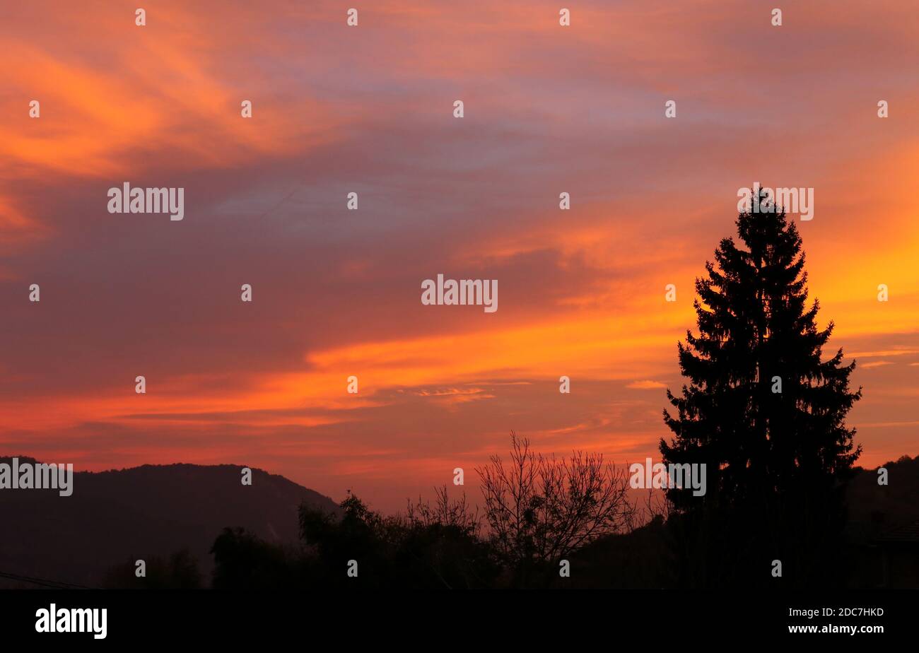 Schöner Sonnenuntergang in der Landschaft mit herrlichen Farben Stockfoto