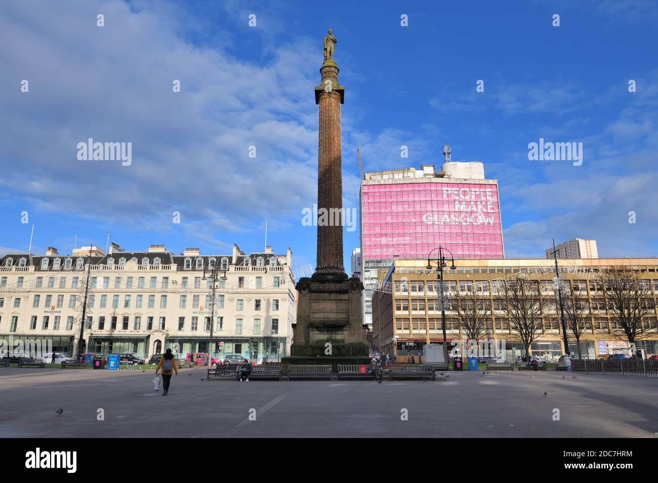 Glasgow, Schottland, Großbritannien. November 2020. Ein kalter, aber sonniger Tag, an dem Glasgow sich auf die Lockdown-Stufe 4 vorbereitet. Ein ungewöhnlich ruhiger George Square leuchtet in der Wintersonne. Kredit. Douglas Carr/ Alamy Live News Stockfoto