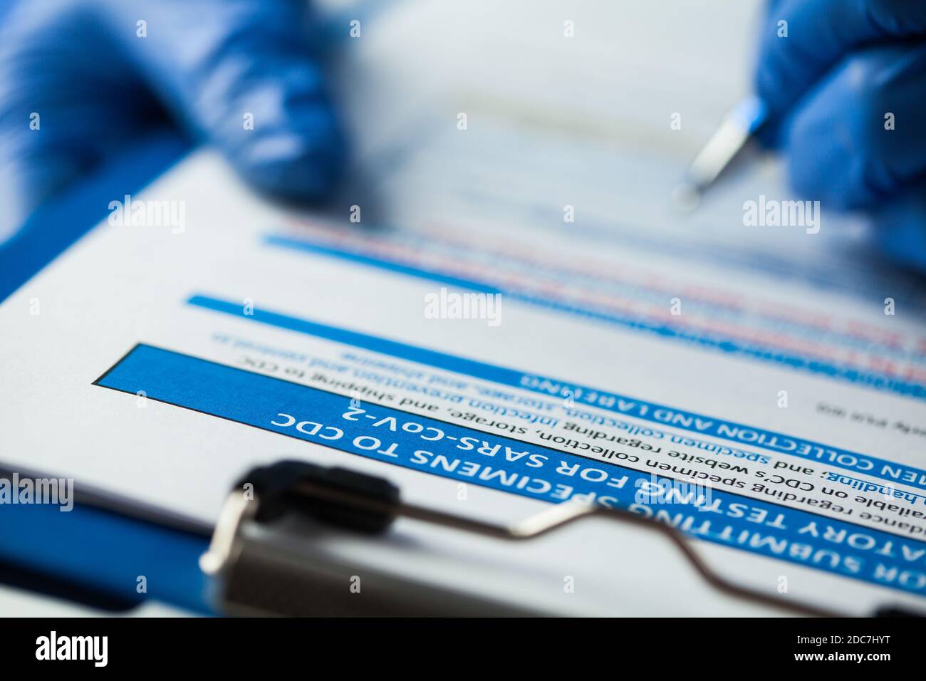 Labortechniker prüft das Formular zur Einreichung von CDC-Proben, Labortests für SARS-CoV-2 COVID-19 Coronavirus-Infektion, globale Pandemie Stockfoto