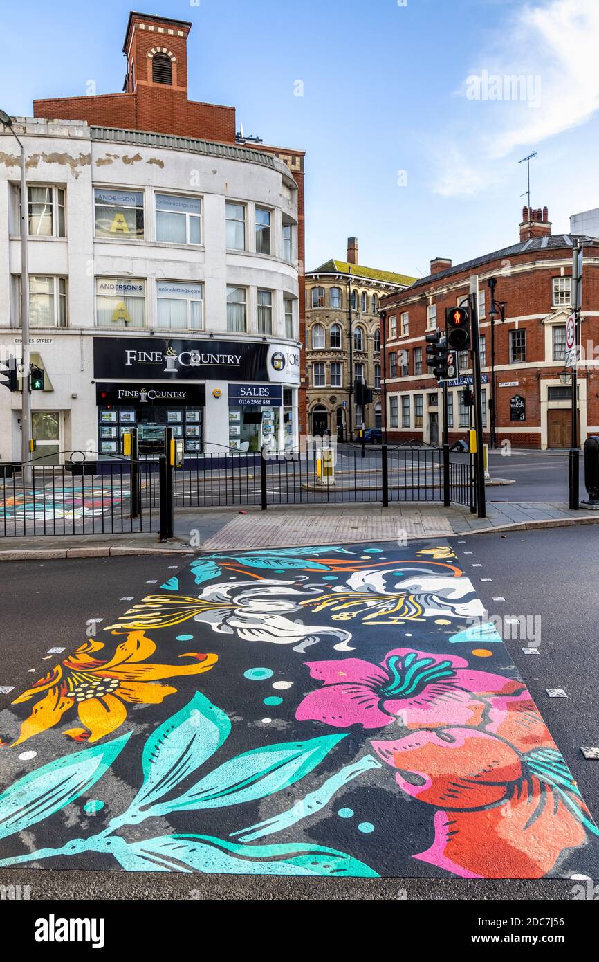 Bunte Kunstwerke Fußgängerüberfahrt auf der Charles Street in Leicester, England Stockfoto