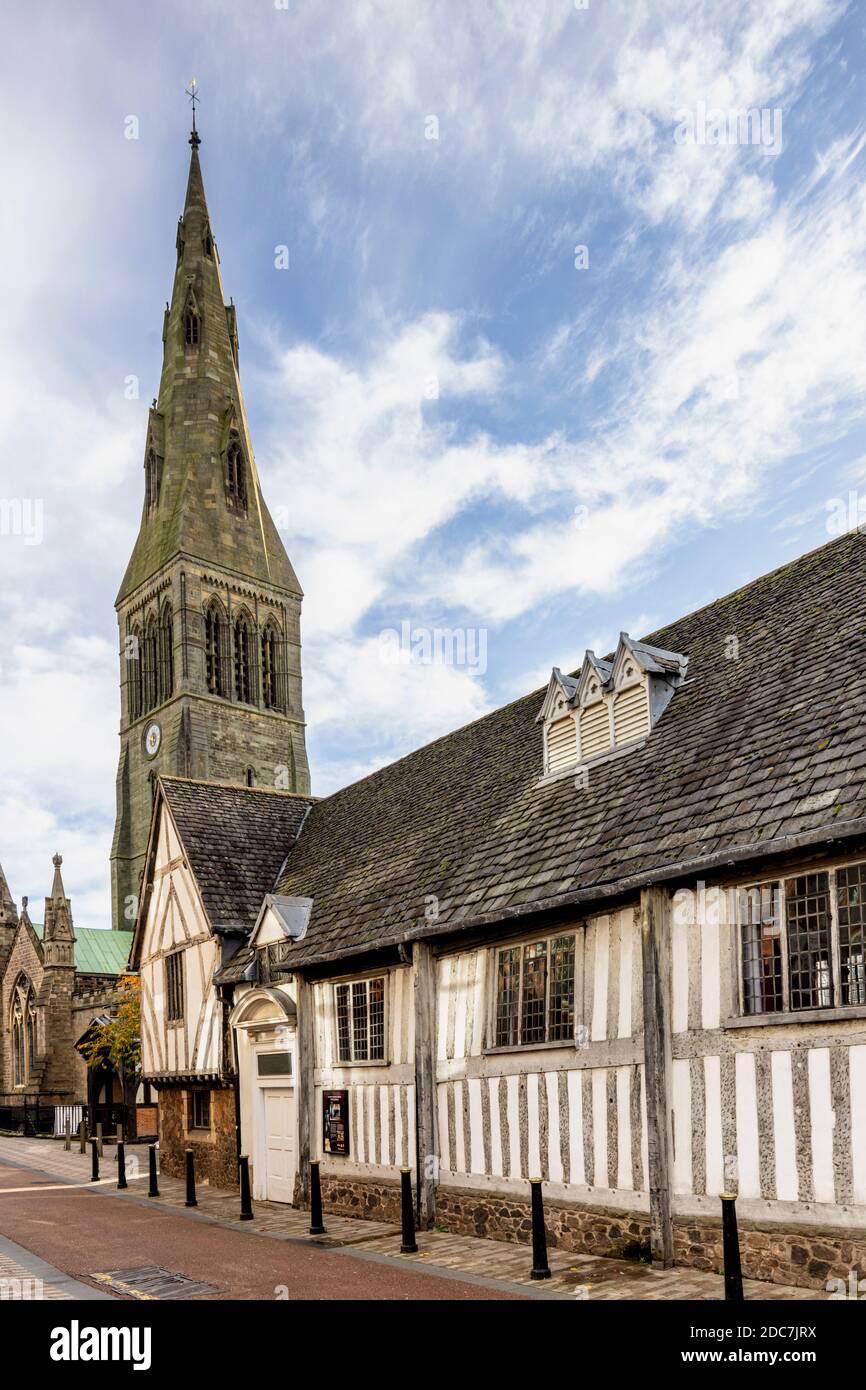 Die Grade I gelistete Leicester Guildhall, mit der Kathedrale im Hintergrund, ein Fachwerkgebäude aus dem 14. Jahrhundert. Stockfoto