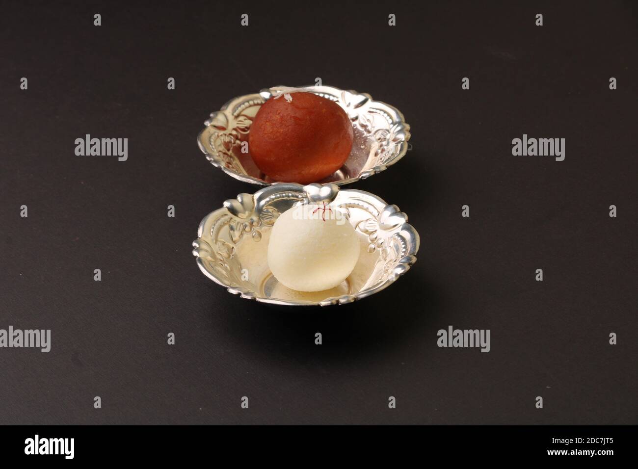Berühmte indische Desserts wie Rasgulla/ rosogulla/ roshogulla und Gulab jamun/ Gulabjam werden in Silberteller/ Schüssel serviert. Stockfoto