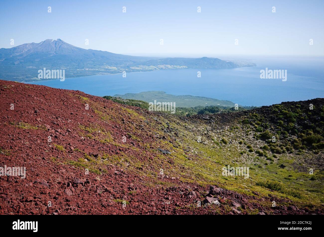 Panoramablick auf den Llanquihue See vom Krater auf den Hängen des Osorno Vulkans in Los Lagos Region in den chilenischen Anden. Chile Stockfoto