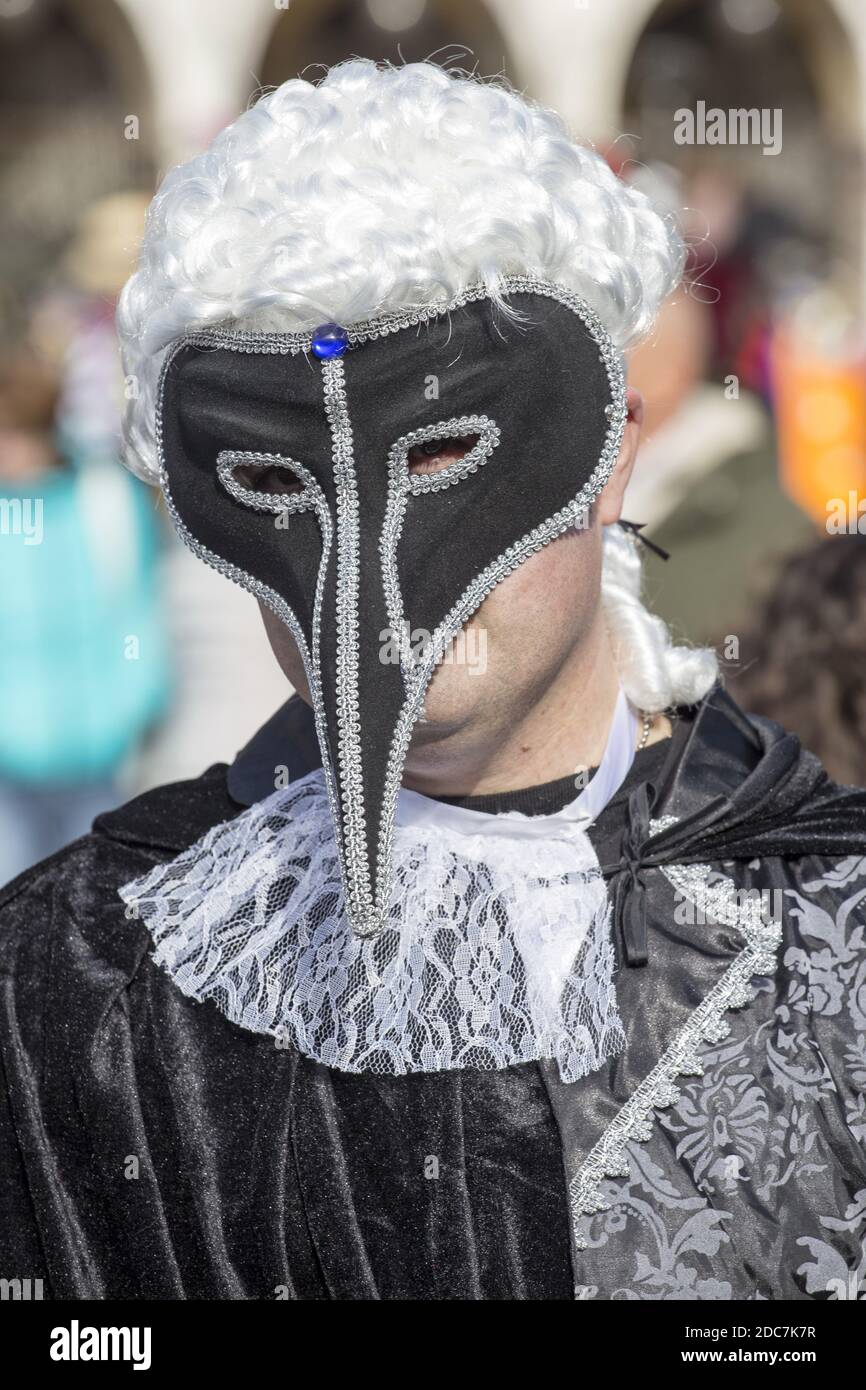 Ein Männchen in einer traditionellen Venedig Maske während der weltberühmten karneval Stockfoto