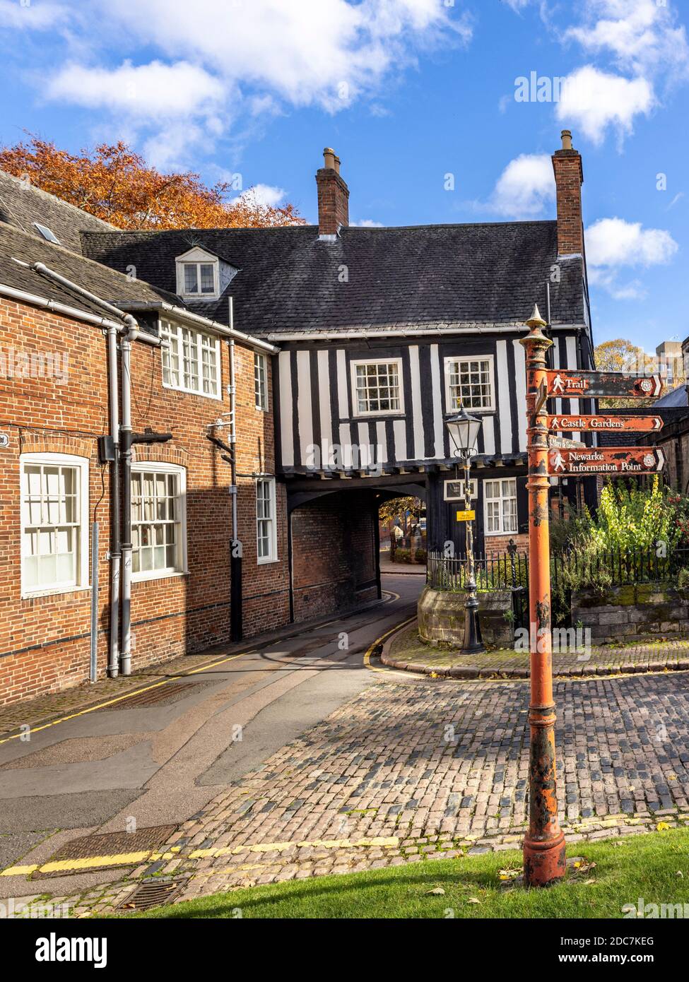 Das mittelalterliche Fachwerkhaus Castle Gate House (aus dem 15. Jahrhundert, 1445) mit einer Straße, die unter Leicester führt Stockfoto