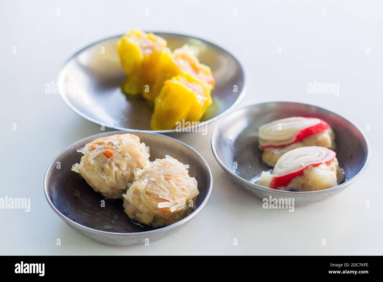 Eine Auswahl verschiedener thailändischer chinesischer Dimsum in einem lokalen Restaurant in Phuket, Thailand Stockfoto