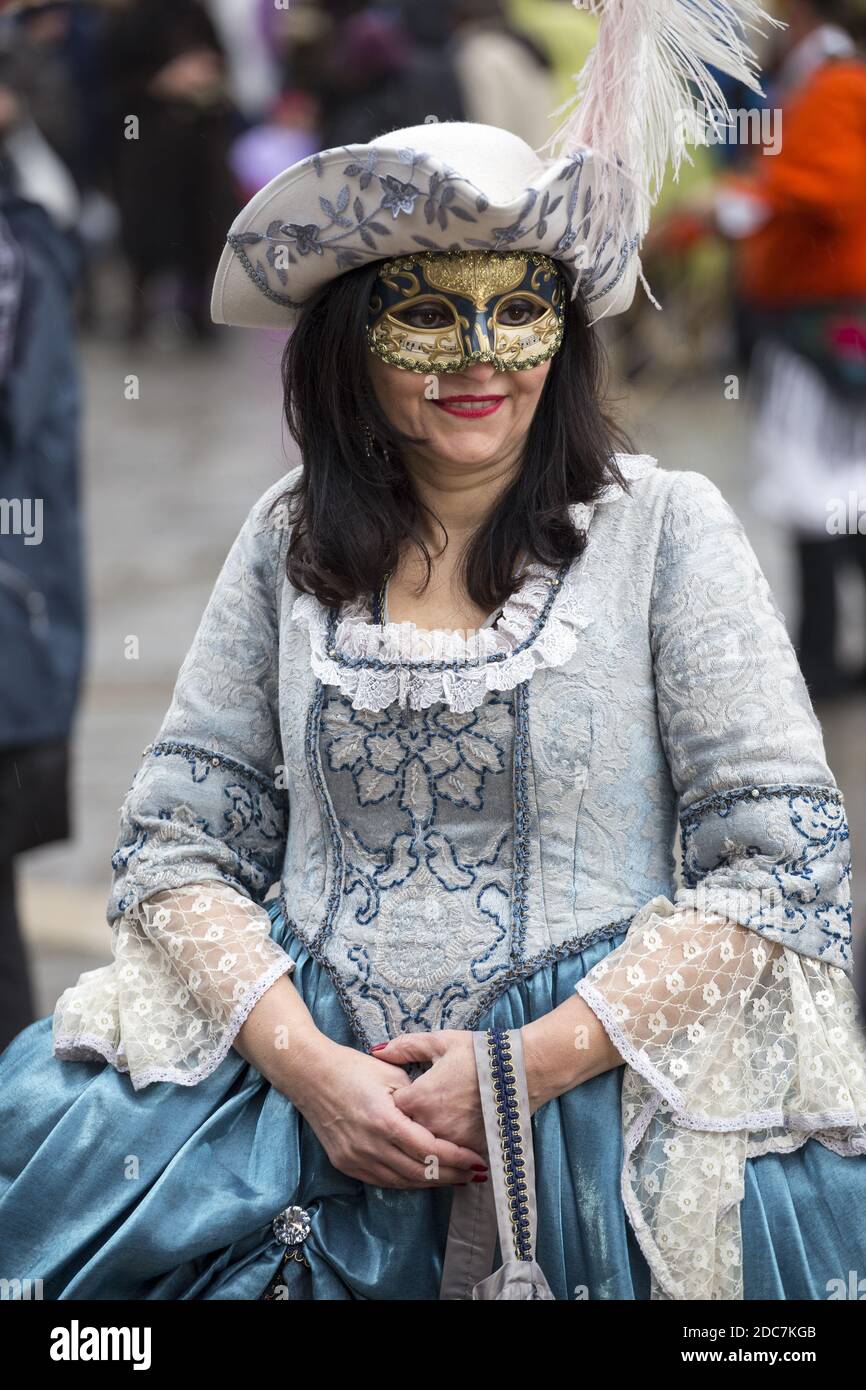 Eine Frau in einem schönen Kleid und traditioneller Maske aus Venedig während des weltberühmten Karnevals Stockfoto