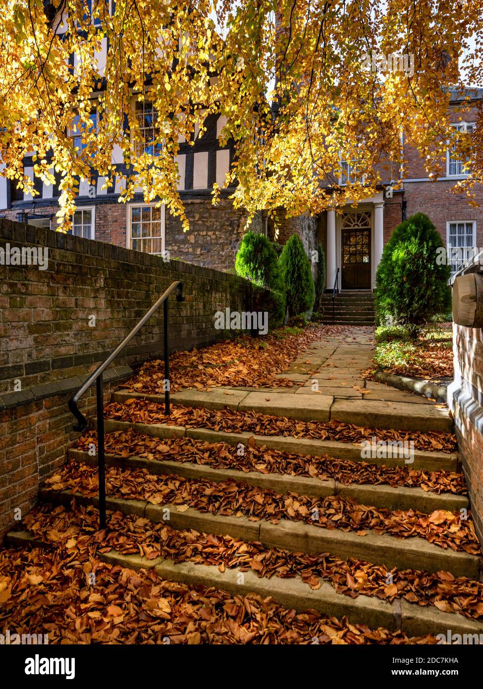 Herbstblätter bedecken die Stufen, die zum Castle House und dem angrenzenden Torhaus, Leicester, führen Stockfoto