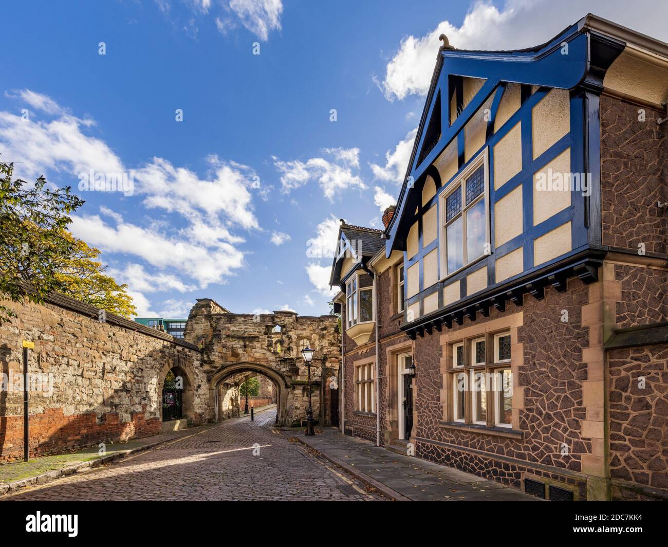 Blick entlang der Burg Blick auf das Turret Gateway, auch bekannt als Prince Rupert's Gateway, Leicester Stockfoto