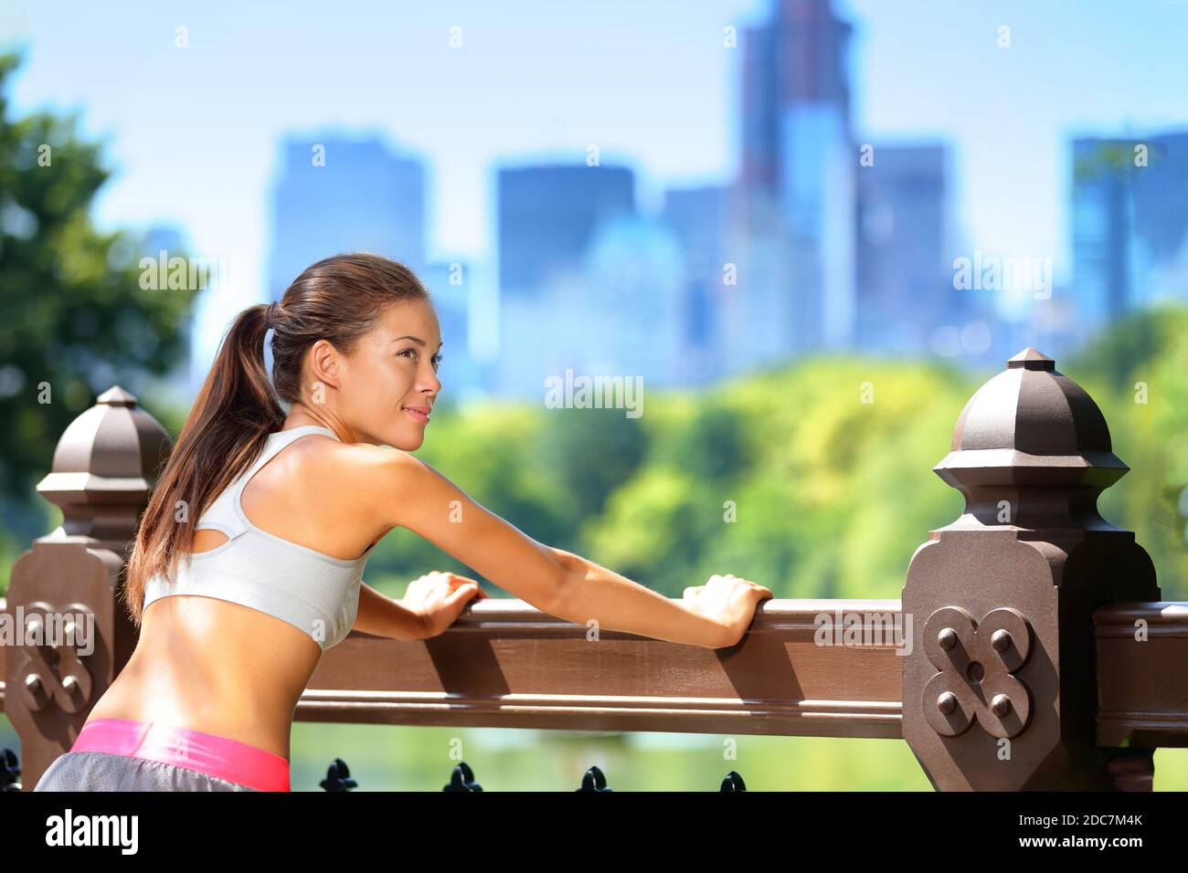 Übung Jogging Frau Stretching im Central Park Stockfoto