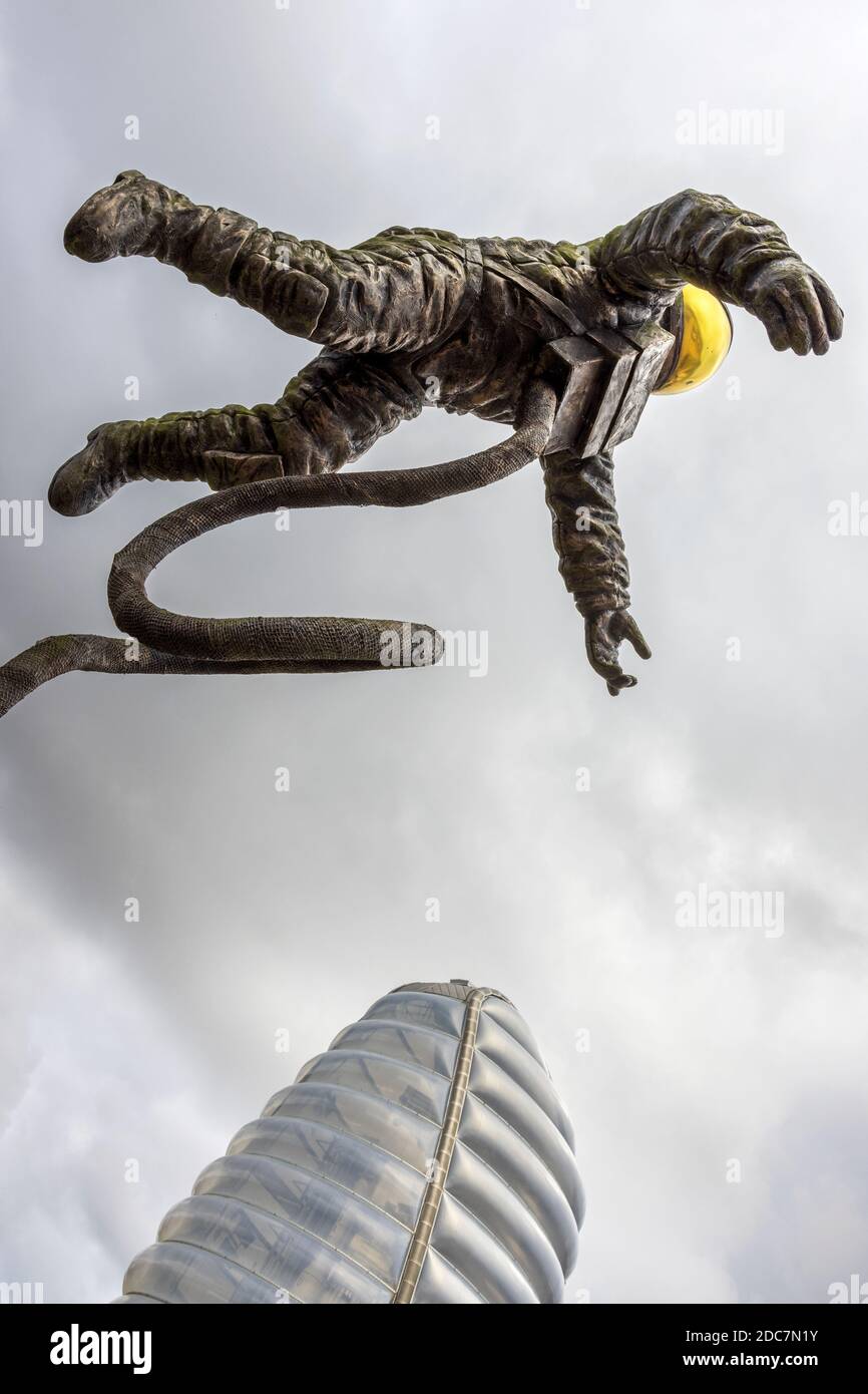"The Pioneer", eine Statue von Aden Hynes zum Gedenken an den US-Astronauten Ed White, vor dem National Space Centre, Leicester, England Stockfoto