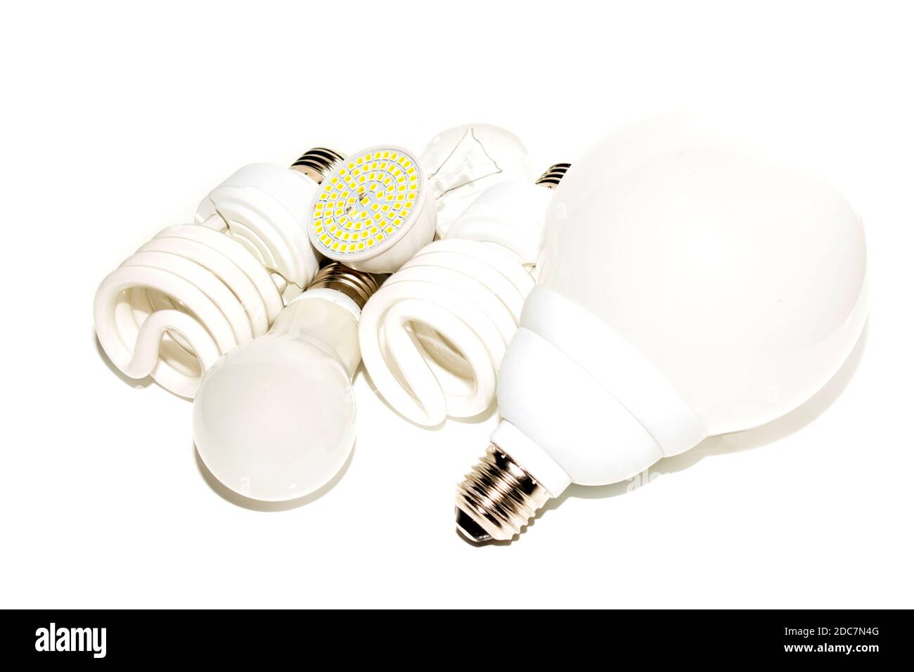 Mehrere verschiedene LED-Lampen und Kompaktleuchtstofflampen mit dem Größe des männlichen Schraubsockels E27 auf einer Leuchte Hintergrund Stockfoto