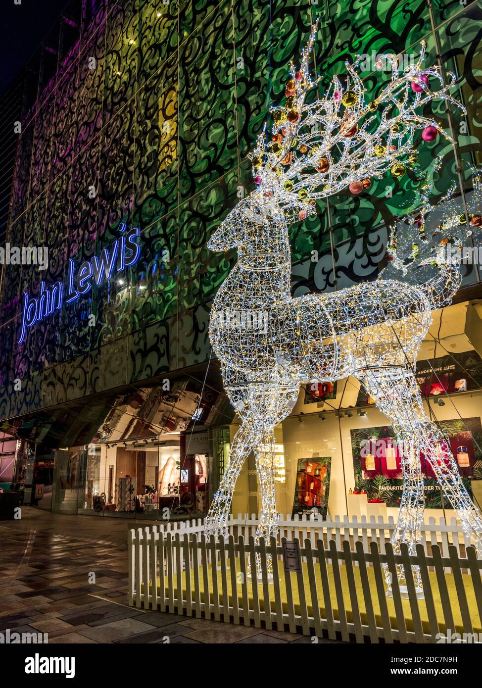 Weihnachtsdekorationen vor dem John Lewis Store im Highcross Einkaufszentrum In Leicester mit illuminierter Rentierskulptur Stockfoto
