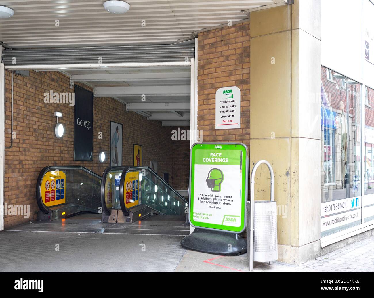 ASDA Supermarkt in Rugby Stadtzentrum mit covid Informationsplakat Stockfoto