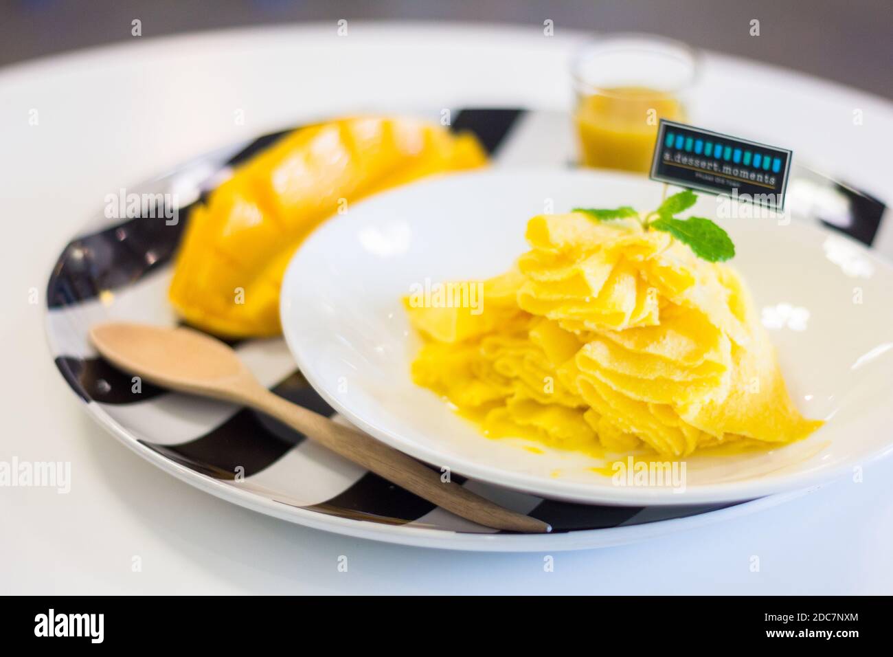 Thailändisches Dessert mit Mango- und Mangogeschmack, das in einem lokalen Café in Phuket, Thailand, serviert wird Stockfoto