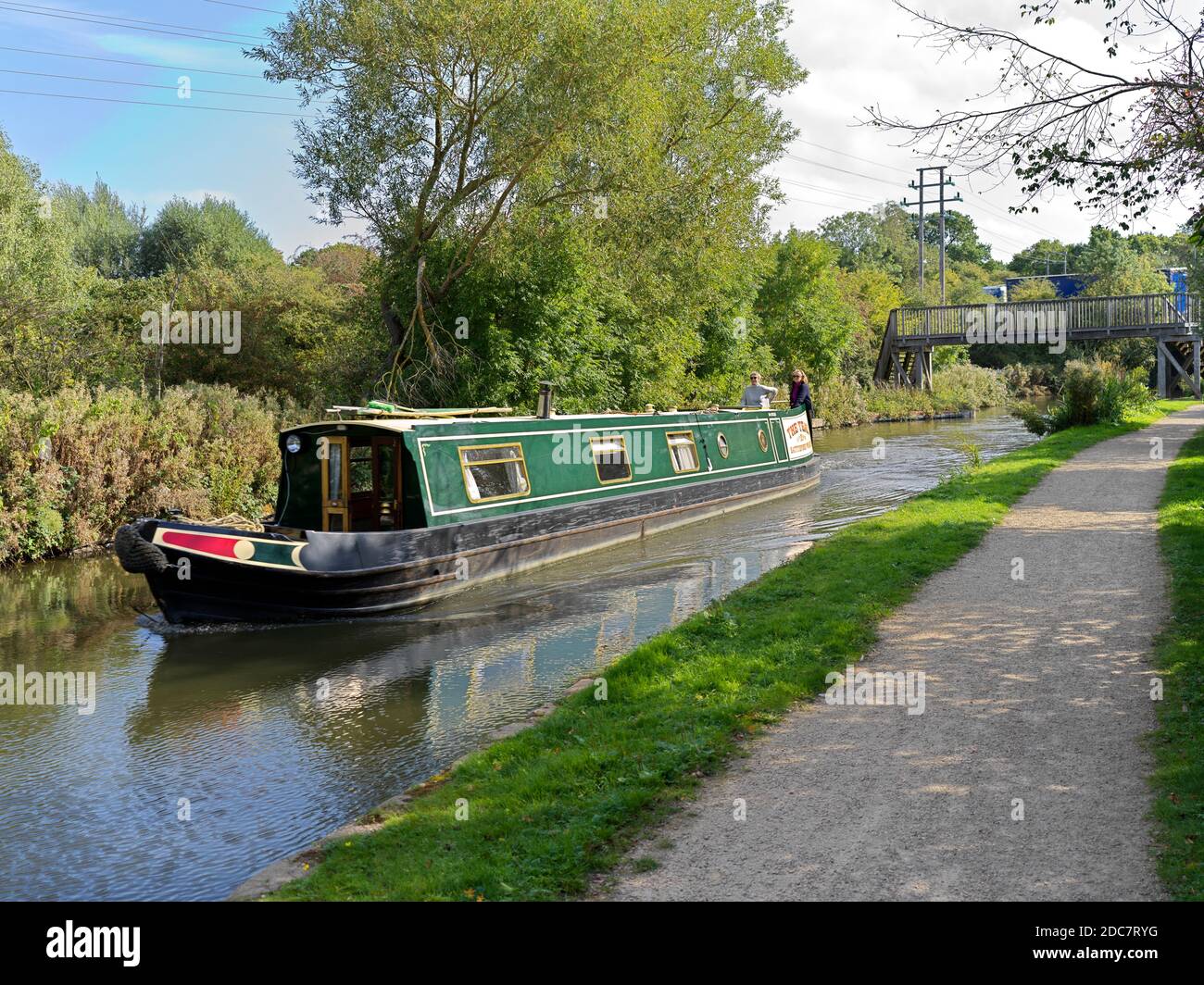 Zwei Frauen steuern ein Schmalboot auf dem Coventry Canal Nord Bei Rugby in der Nähe der Brücke 53a Stockfoto