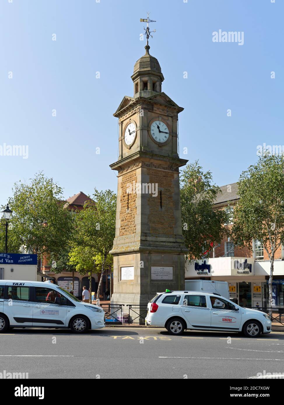 Taxis warten am silbernen Jubilee-Uhrenturm der Königin Victoria Im Zentrum von Rugby Stadt Stockfoto