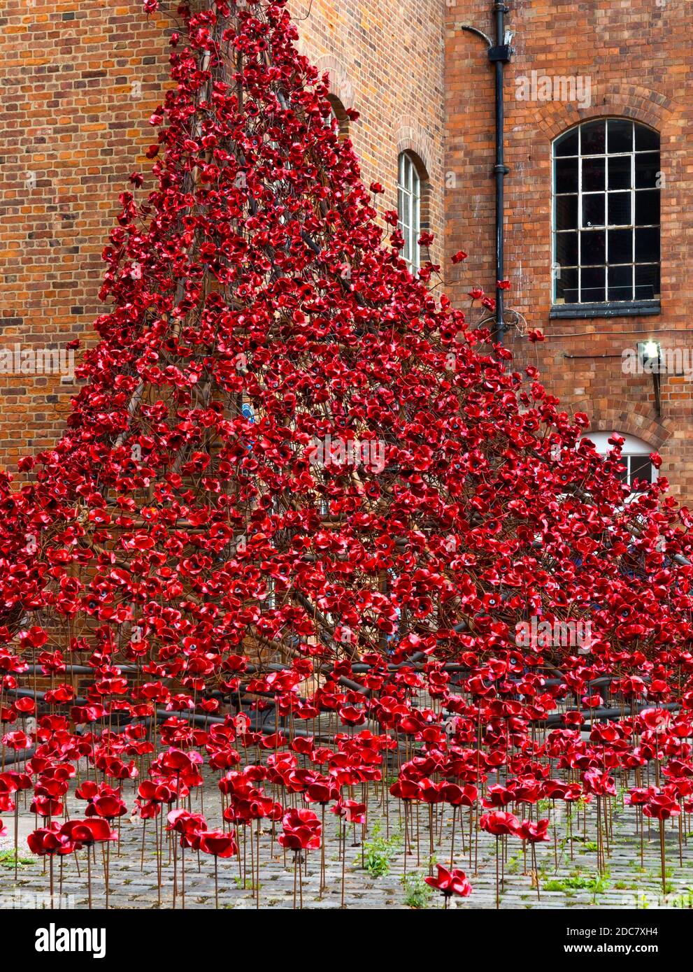 Weeping Willow von der Installation Blood Sweepte Lands and Seas of Red von Paul Cummins im Juli 2017 in der Derby Silk Mill zu sehen. Stockfoto