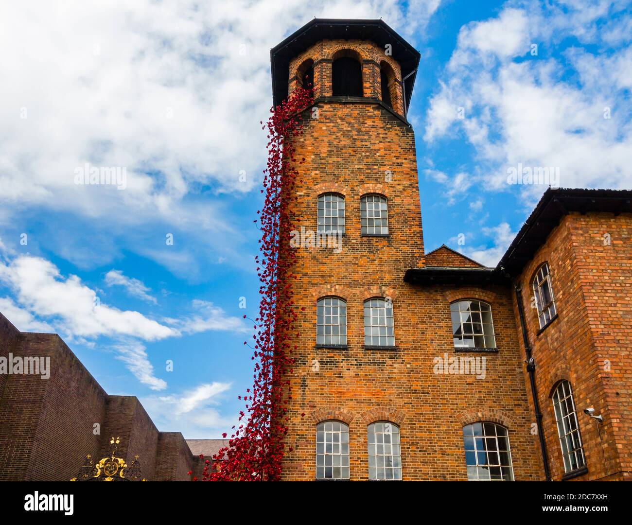 Weeping Willow von der Installation Blood Sweepte Lands and Seas of Red von Paul Cummins im Juli 2017 in der Derby Silk Mill zu sehen. Stockfoto