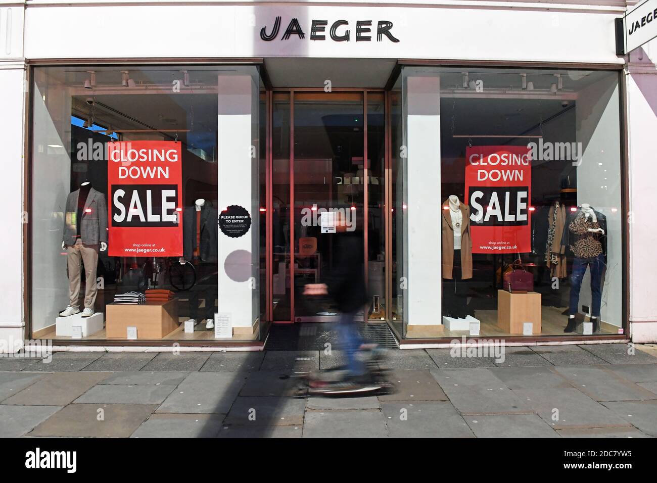 Der geschlossene Jaeger-Laden an der King's Road, Chelsea, nach der EWM-Gruppe, die die Modehästen Peacocks und Jaeger besitzt, sagte, sie seien in die Verwaltung gefallen, mehr als 4,700 Arbeitsplätze und fast 500 Geschäfte gefährdet. Stockfoto