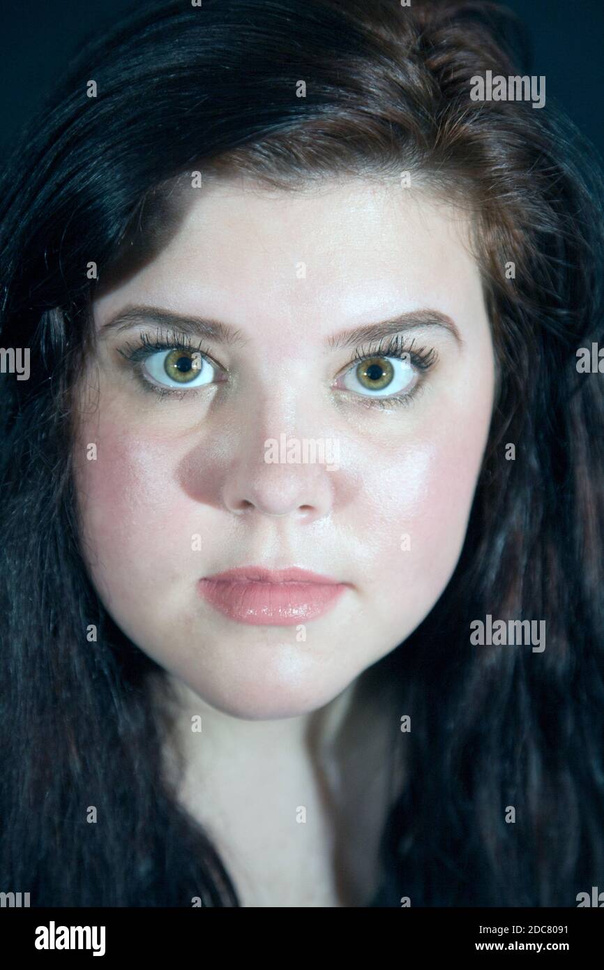 Portrait eines jungen Mädchens, das Make-up trägt. Stockfoto