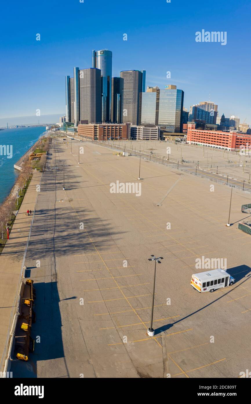 Detroit, Michigan, USA. November 2020. Leere Parkplätze umgeben das Hauptquartier von General Motors im Renaissance Center während der Coronavirus-Pandemie. Die meisten Angestellten von GM arbeiten bis zu einer gewissen Zeit im Jahr 2021 von zu Hause aus. Hotels in der Innenstadt, wie das Marriott Hotel im zentralen Turm, sollen mit 20% der Kapazität betrieben werden. Kredit: Jim West/Alamy Live Nachrichten Stockfoto