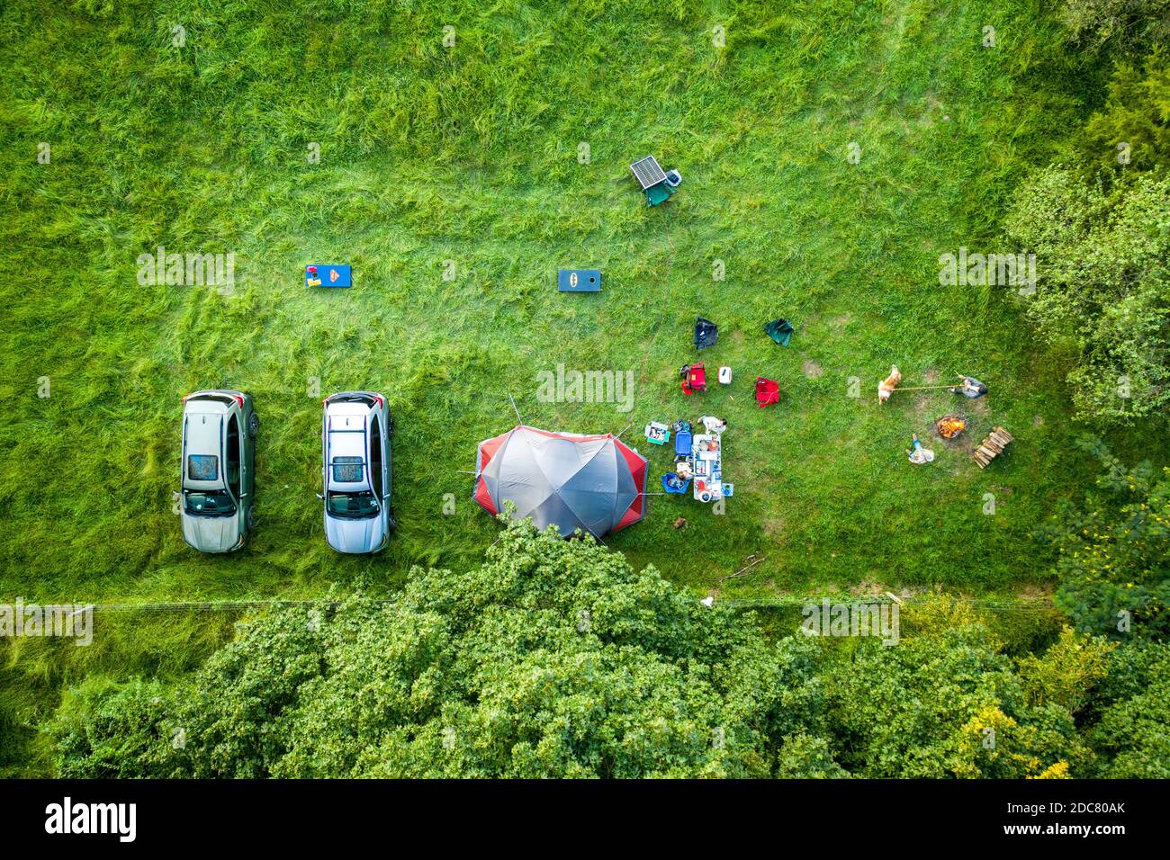 Hipcamp Camper hängen Zelt Camping in Bauernhof Felder auf Das Wochenende Stockfoto