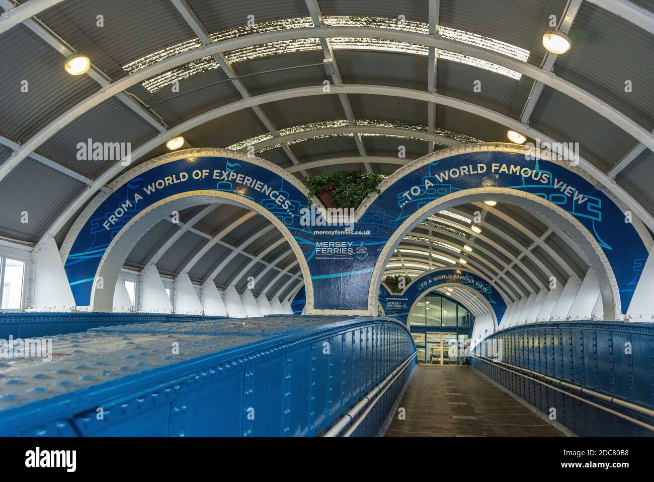 Mersey Ferries Seacombe Fährterminal schwimmende Landebahn Brücke. Stockfoto