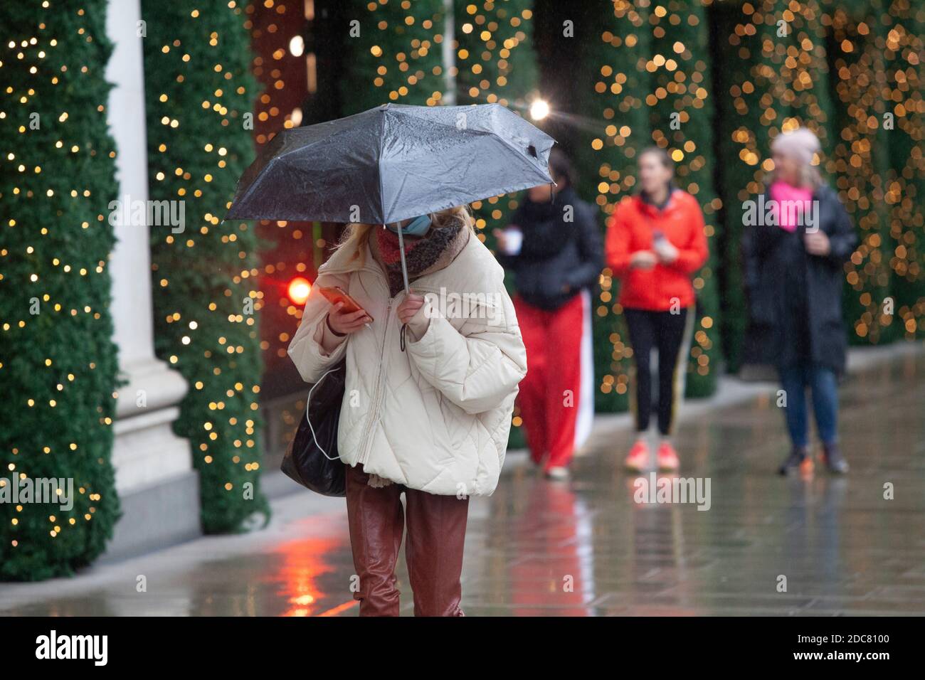 London, Großbritannien, 19. November 2020: Trotz Englands Lockdown und regnerischem Wetter gehen manche Leute zum Schaufensterbummeln oder benutzen Click and Collect im Londoner West End. Die Fenster des Kaufhauses Selfridges sind eine Attraktion für Passanten. Anna Watson/Alamy Live News Stockfoto