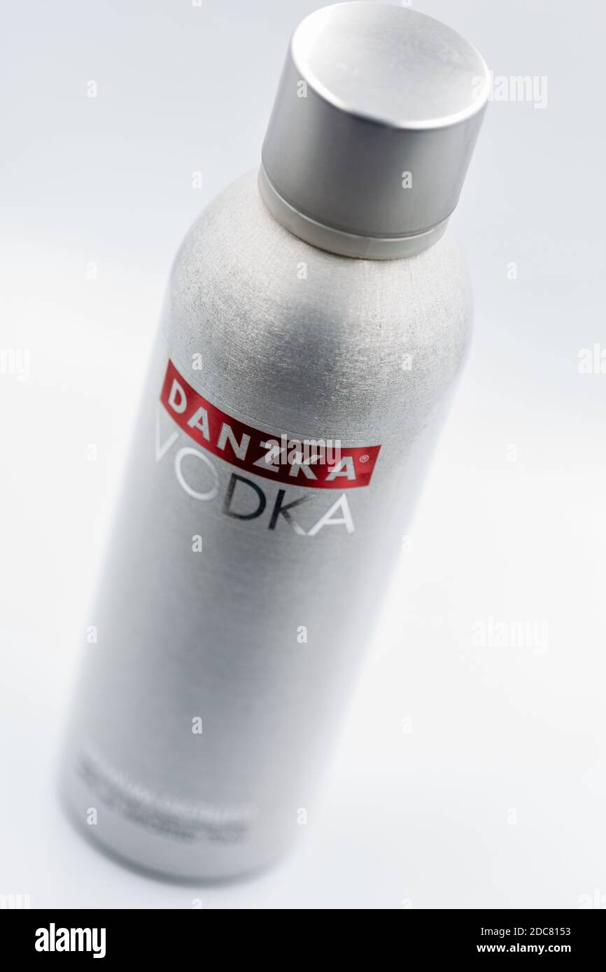 KIEW, UKRAINE - 23. OKTOBER 2020: Danzka Wodka Flasche Nahaufnahme vor weißem Hintergrund. Es ist dänische Marke von Premium Weizen Wodka produziert und abgefüllt Stockfoto