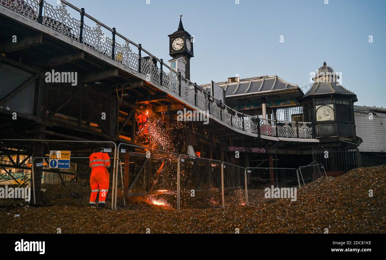 Brighton UK 19. November 2020 - Sparks fliegen als Wartungsarbeiten unter dem Brighton Palace Pier in East Sussex stattfinden : Credit Simon Dack / Alamy Live News Stockfoto