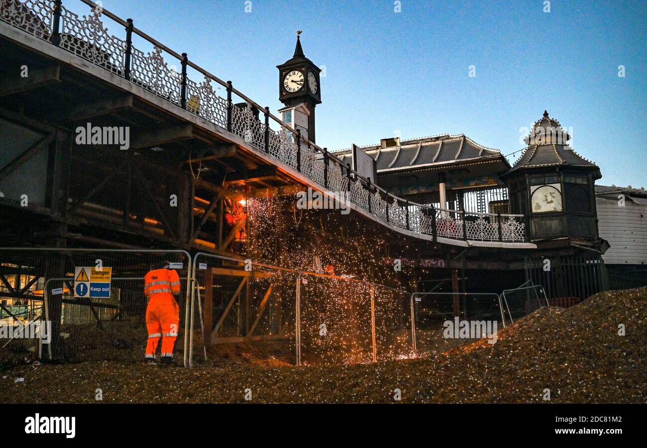 Brighton UK 19. November 2020 - Sparks fliegen als Wartungsarbeiten unter dem Brighton Palace Pier in East Sussex stattfinden : Credit Simon Dack / Alamy Live News Stockfoto