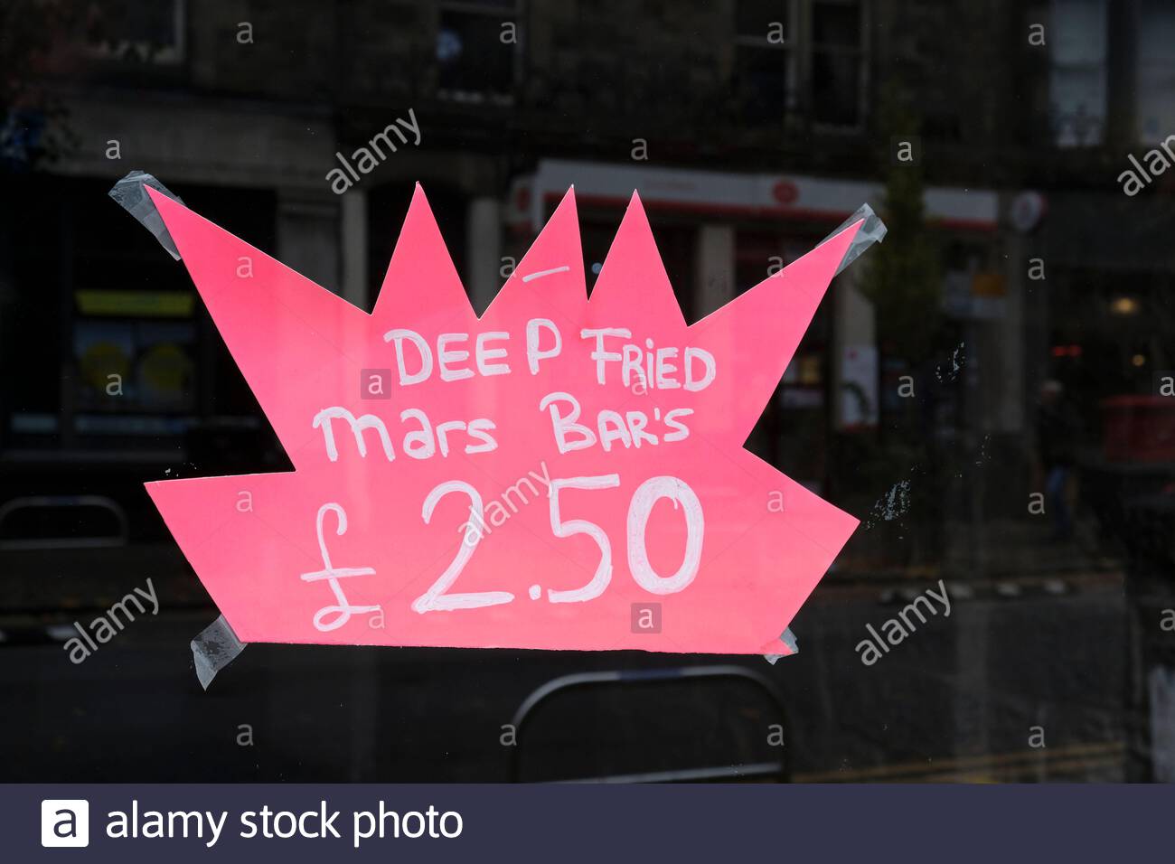 Deep Fried Mars Bar Zeichen Delikatesse zum Verkauf in einem Scottish Fish and Chip Shop Stockfoto