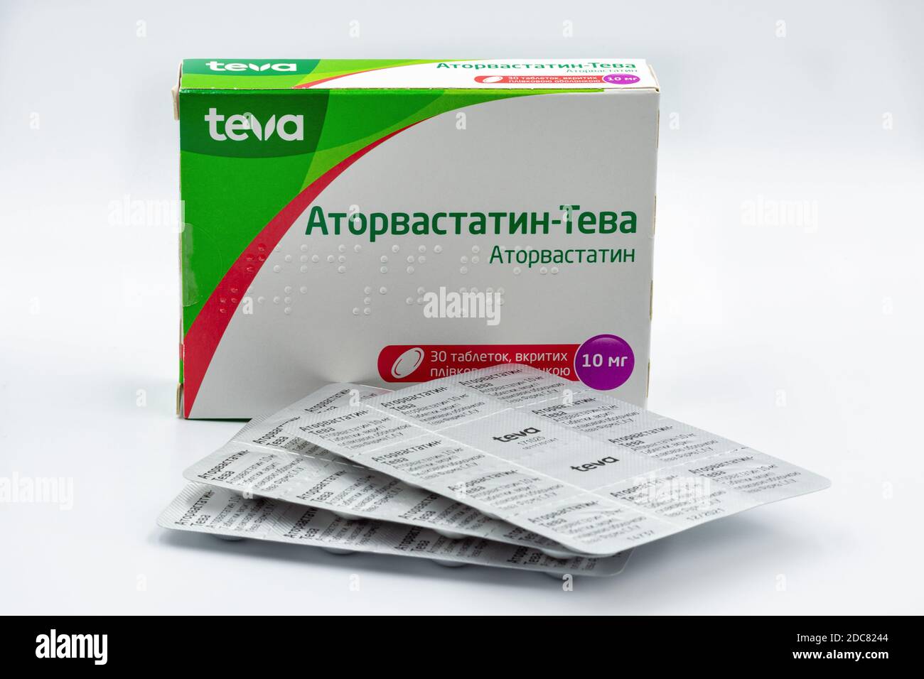 KIEW, UKRAINE - 14. NOVEMBER 2020: Atorvastatin Generikum von Teva Nahaufnahme gegen Weiß. Es ist ein Medikament zur Vorbeugung von Herz-Kreislauf-Erkrankungen Stockfoto