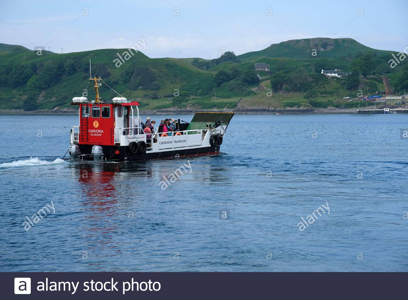 Menschen auf der kaledonischen MacBrayne Fähre Carvoria, die vom schottischen Festland über den Sound of Kerrera zur Insel Kerrera gefahren wird Stockfoto