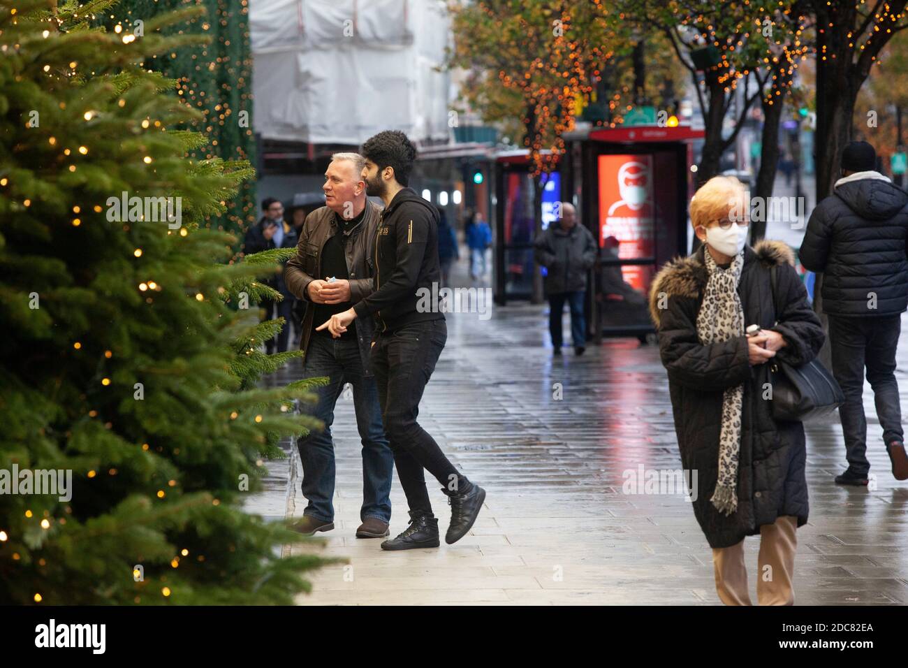 London, Großbritannien, 19. November 2020: Trotz Englands Lockdown und regnerischem Wetter gehen manche Leute zum Schaufensterbummeln oder benutzen Click and Collect im Londoner West End. Die Fenster des Kaufhauses Selfridges sind eine Attraktion für Passanten. Anna Watson/Alamy Live News Stockfoto