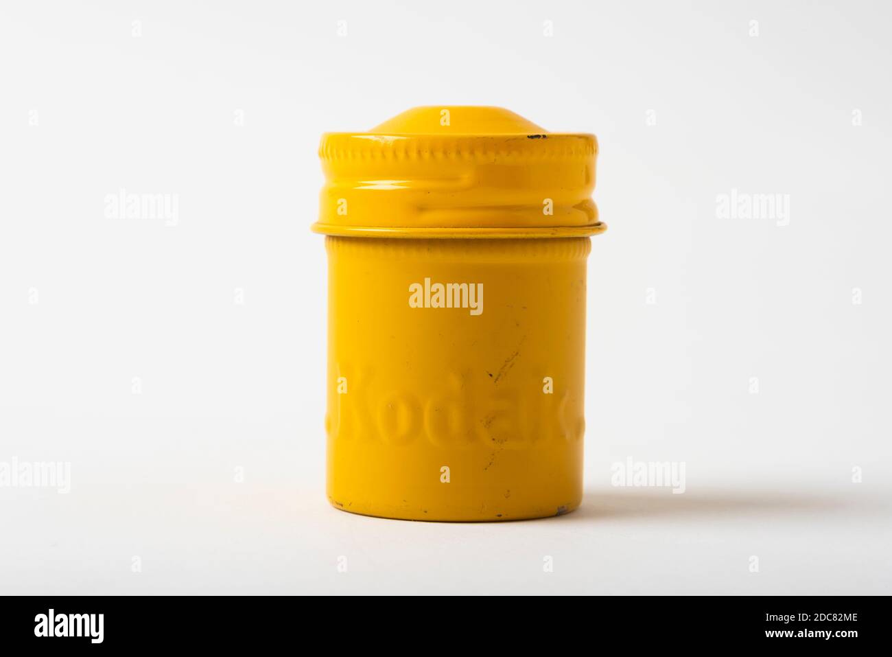 Metallfilmkanister von Kodak, aus den 1950er Jahren; für 35mm-Film. Der gelb gefärbte Deckel bezieht sich auf den beiliegenden Film Ektachrome CO Stockfoto