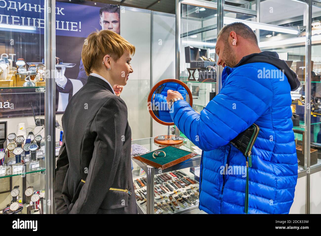 KIEW, UKRAINE - 18. DEZEMBER 2015: Menschen besuchen Luxus Uhren Unternehmen Stand während der Weihnachts Juwelier Expo auf KyivExpoPlaza Exhibition Centre. Stockfoto