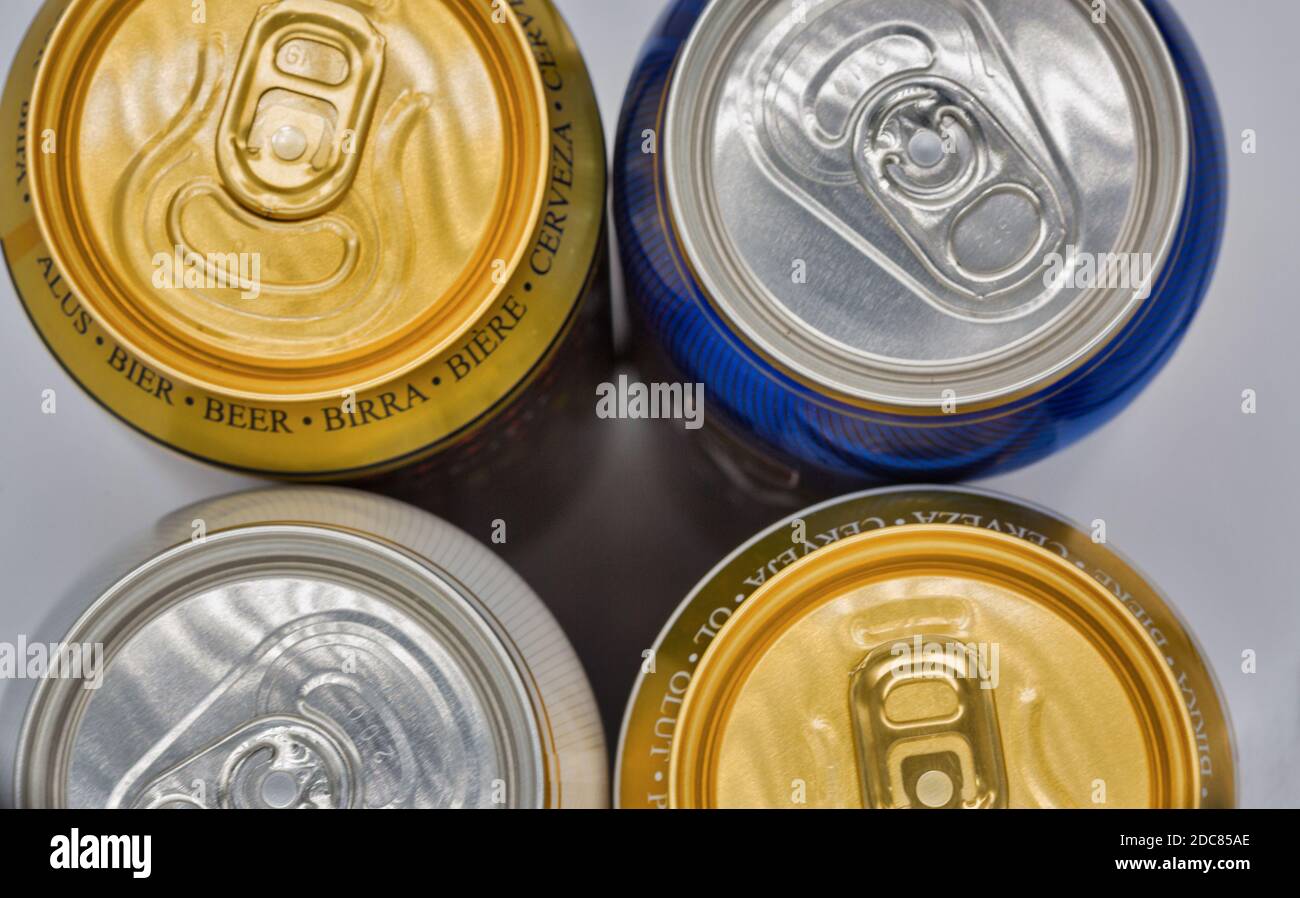 Verschiedene geschlossene Biertrinkdosen Nahaufnahme von oben Stockfoto