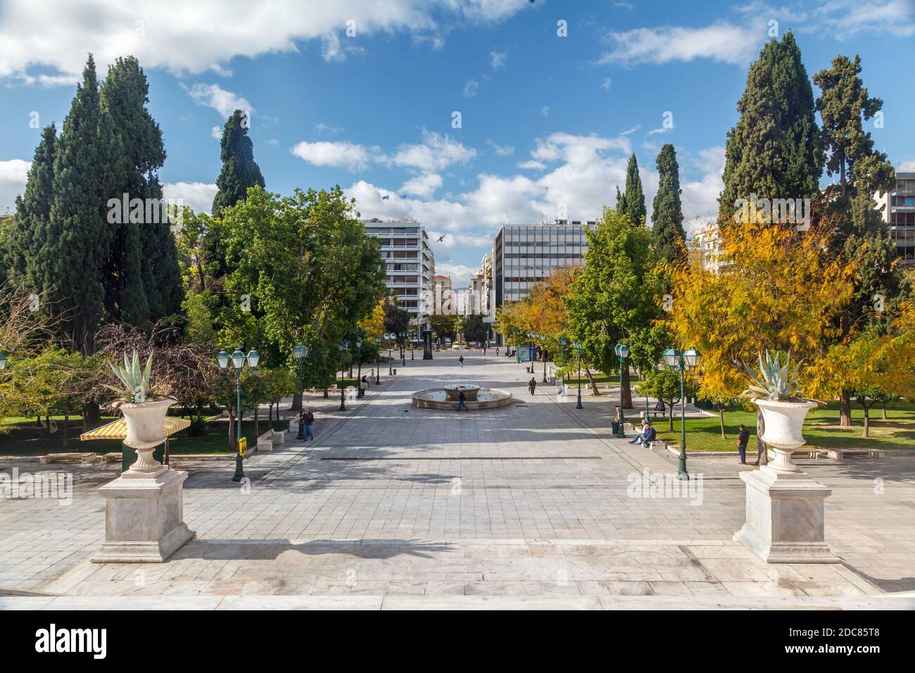 Syntagma-Platz in Athen, ein Ort, der normalerweise voller Menschen ist, ist aufgrund von Verkehrsbeschränkungen während der zweiten Sperre des Coronavirus fast leer Stockfoto