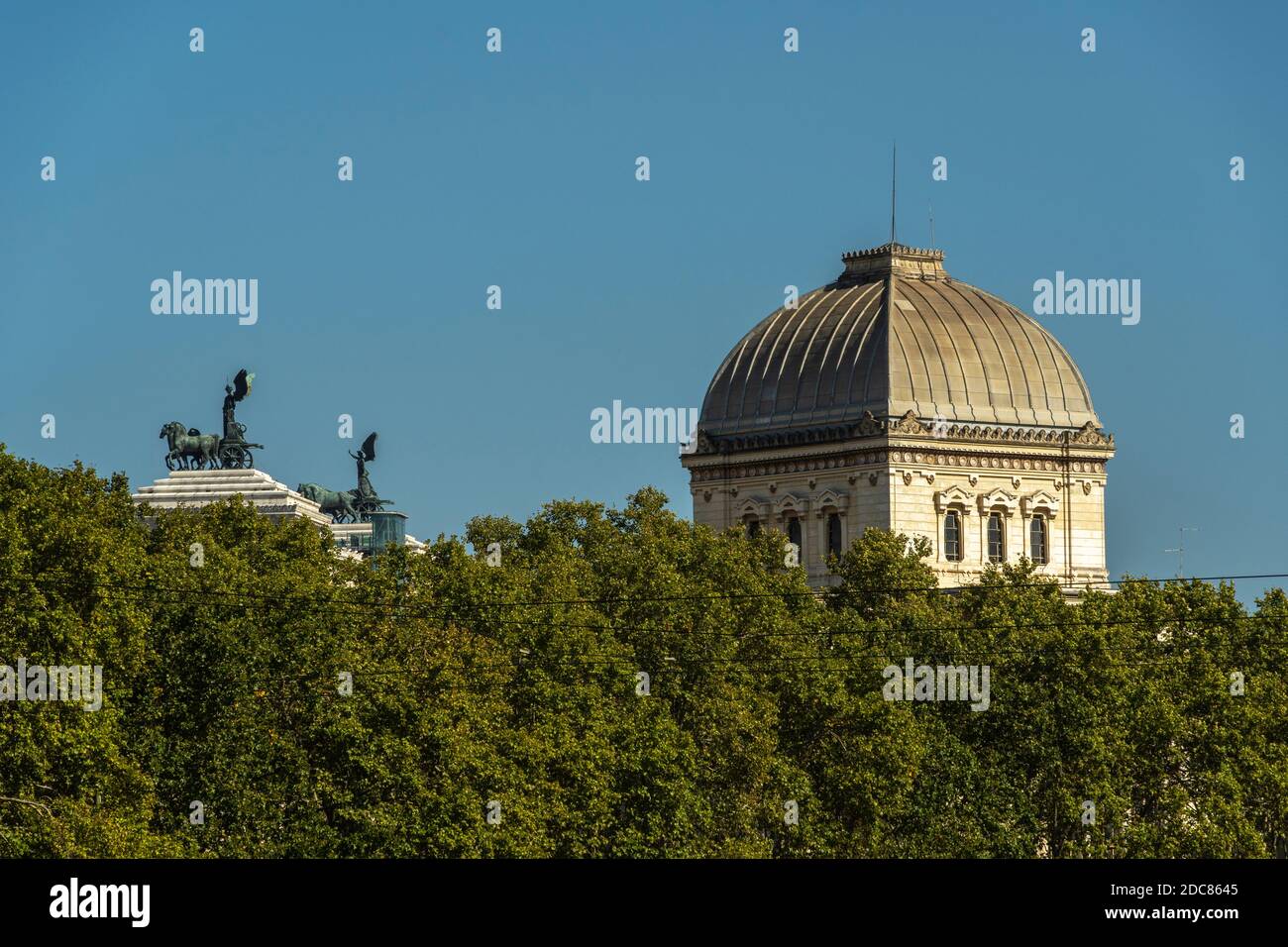 Blick auf die Kuppel des Tempio Maggiore in Rom und auf den Altar des Vaterlandes mit seinen Bronzestatuen. Rom, Latium, Italien, Europa Stockfoto