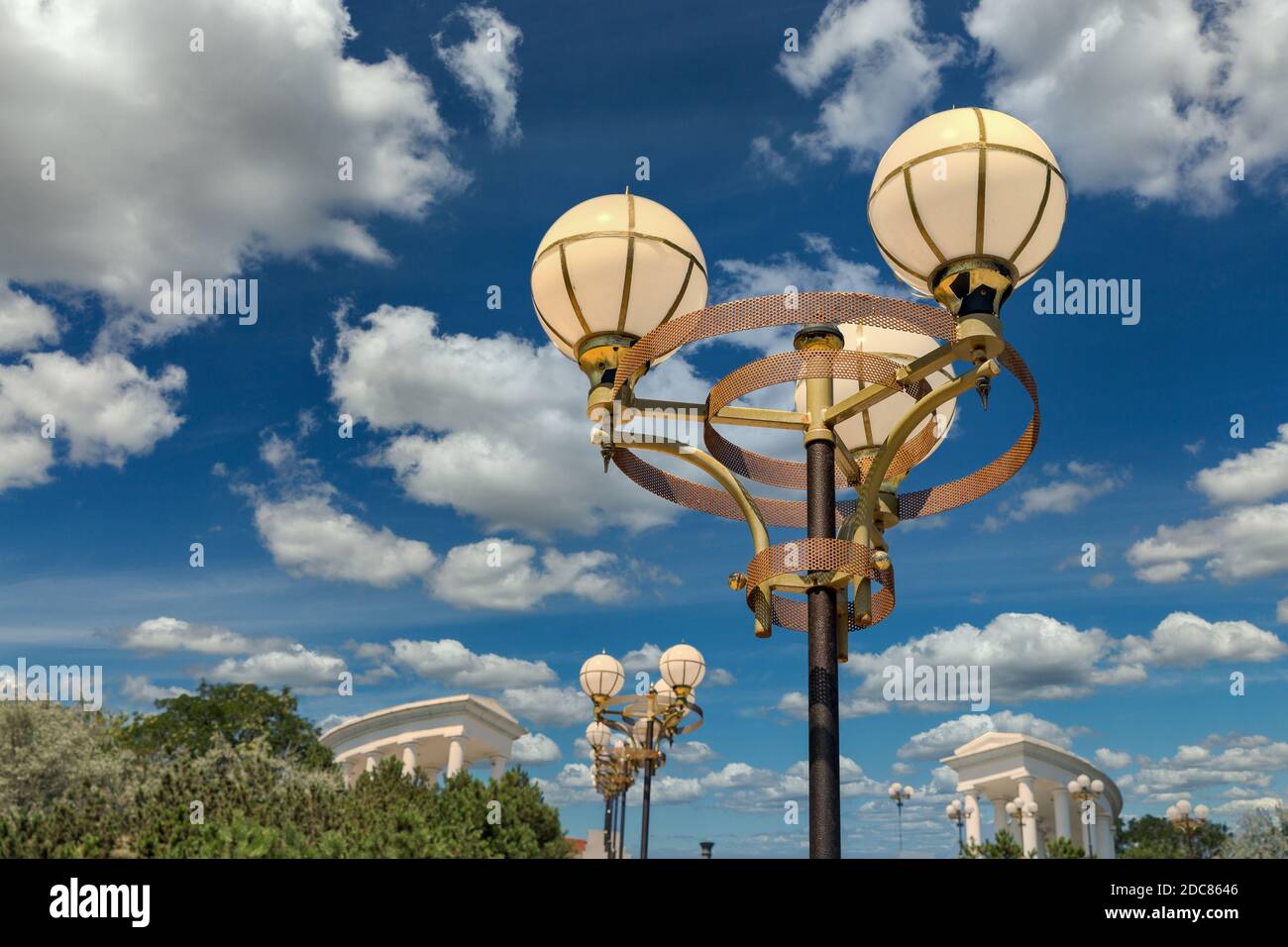 Straßenbeleuchtung in Tschernomorsk Stadt, Ukraine an einem sonnigen Sommertag. Kolonnade im Hintergrund. Stockfoto