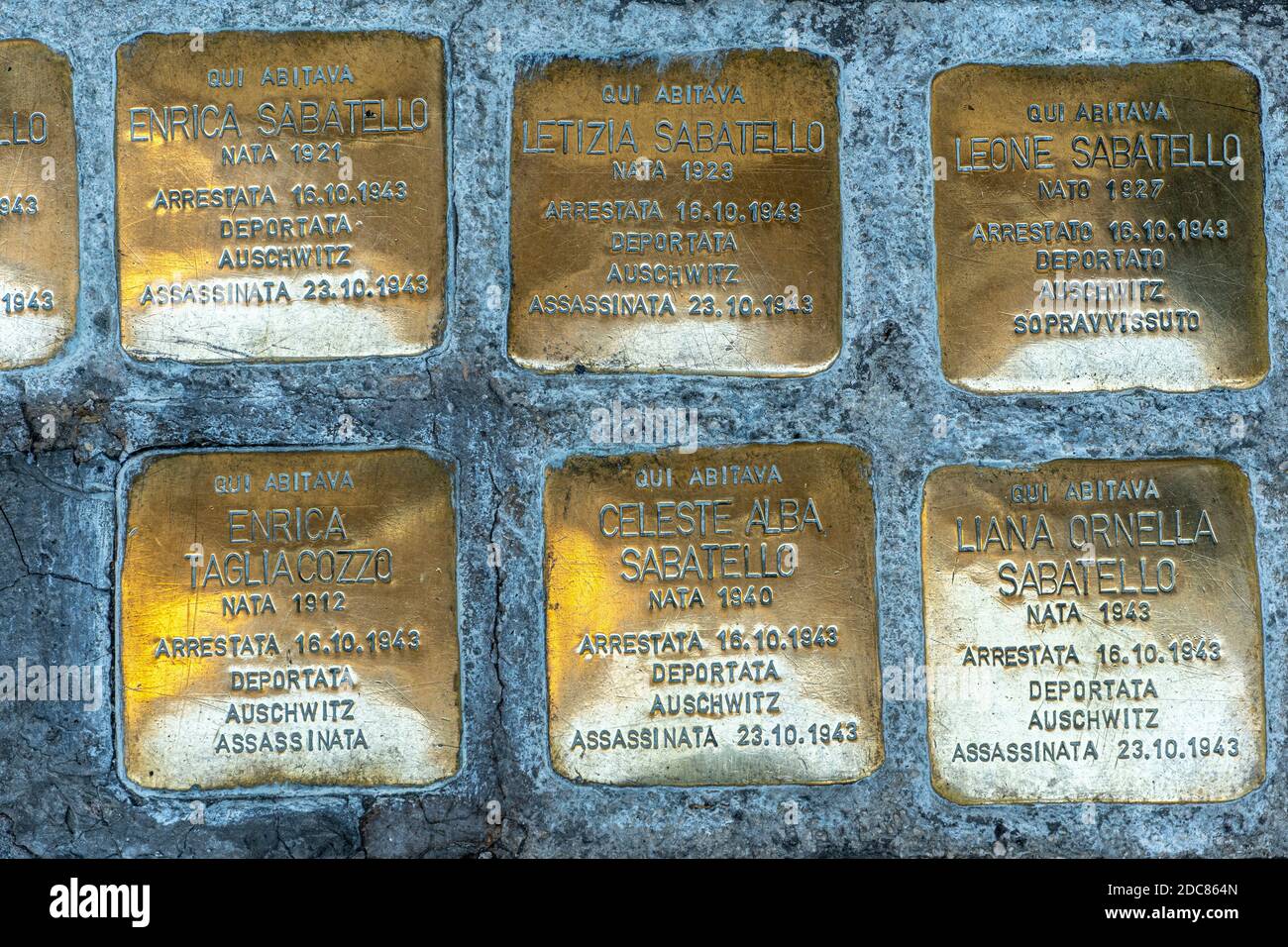 Kleine quadratische Blöcke mit glänzendem Messing, die vor den Häusern der jüdischen Deportierten zum Gedenken an die Shoa aufgestellt wurden. Rom, Latium, Italien, europa Stockfoto