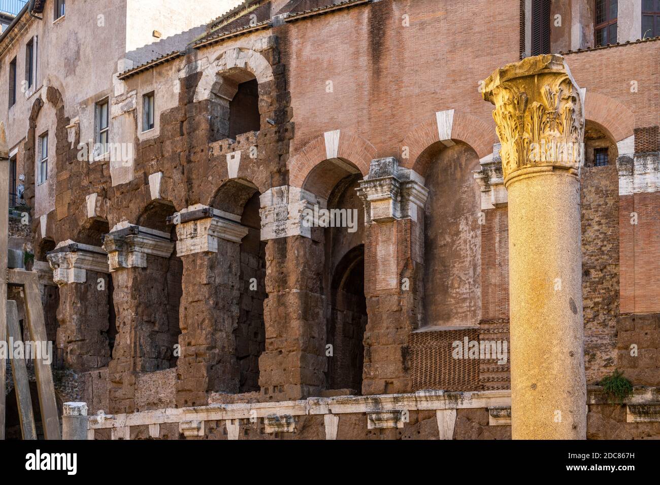 Das Theater des Marcellus ist ein Theater des alten Roms, das noch teilweise erhalten ist und auf Geheiß des Augustus erbaut wurde. Rom, Latium, Italien, Europa Stockfoto