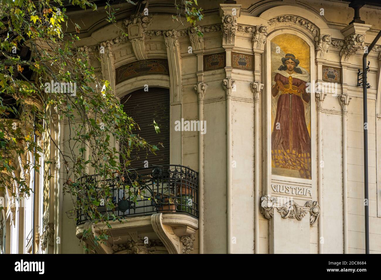 Mit Blick auf den langen Tiber, vor der Synagoge von Rom, befindet sich das Villino ASTENGO. Rom, Latium, Italien, Europa Stockfoto