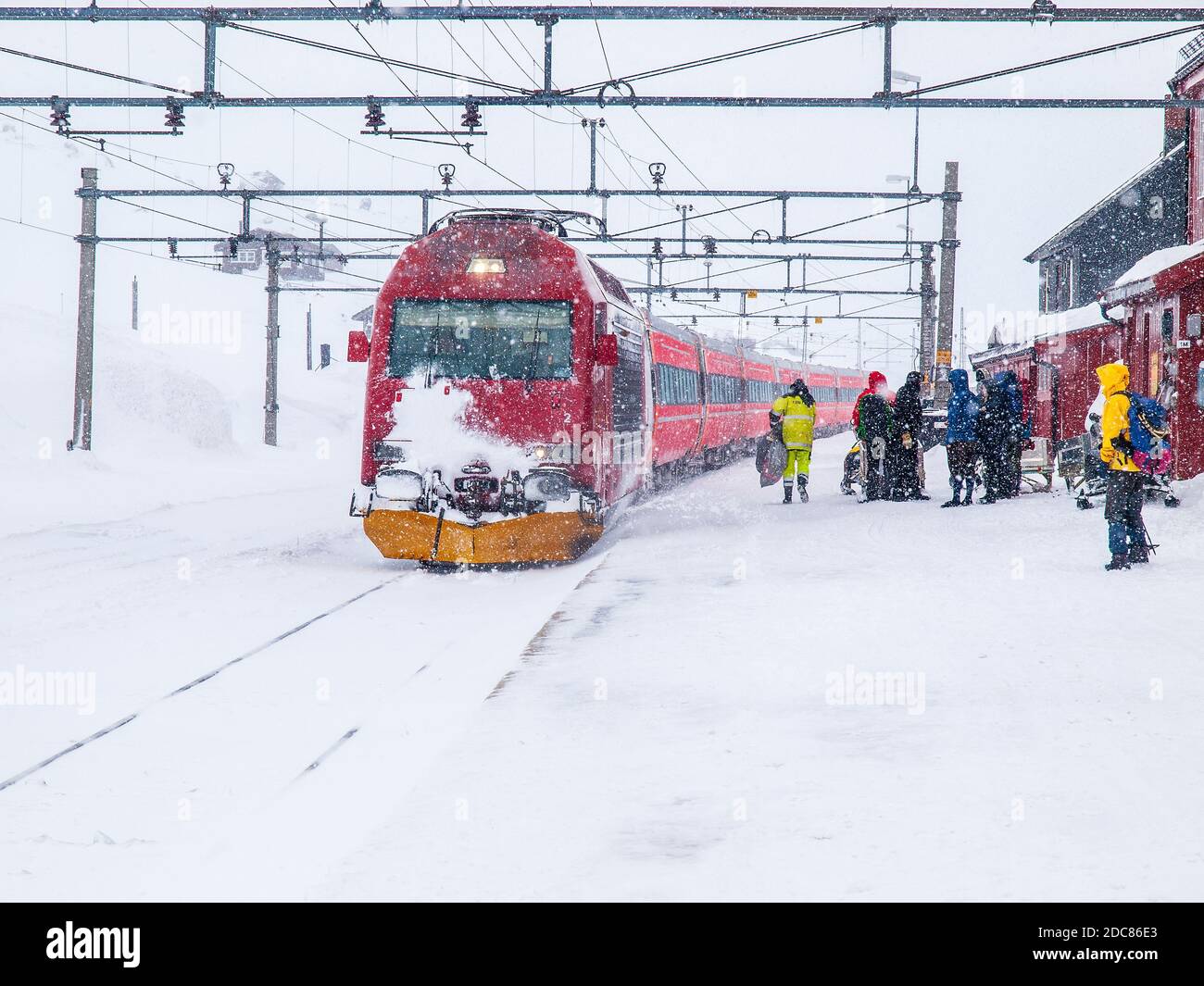 Ein Zug in Finse im Winter. Finse ist ein Bahnhof und ein kleines Dorf an der Eisenbahnlinie Oslo-Bergen. Norwegen Stockfoto