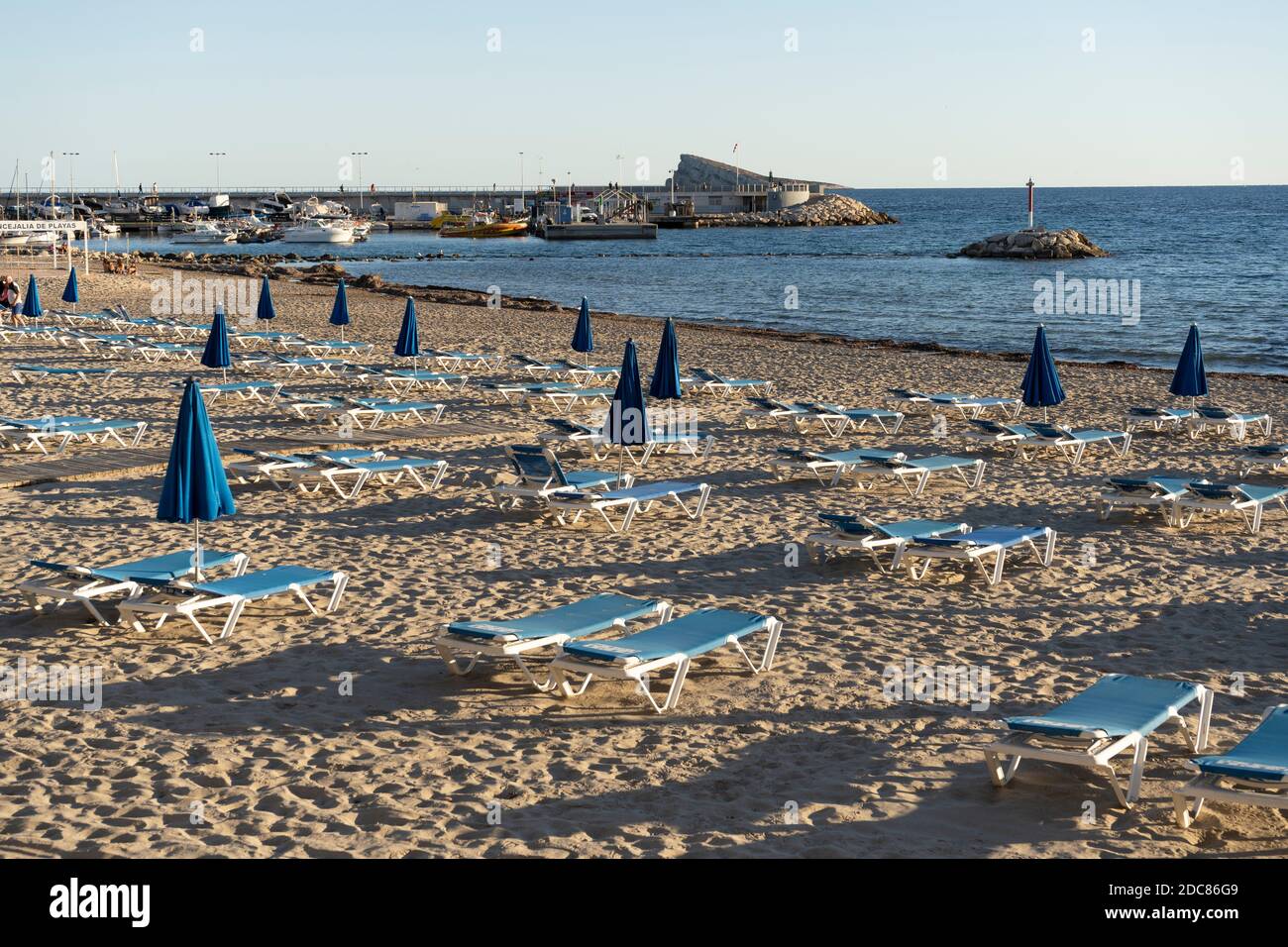 Benidorm, Spanien-Oktober 12, 2020:leerer Strand mit Liegestühlen und Sonnenschirmen in Benidorm, Spanien.Reise- und Urlaubskonzept.Sommerparadies Resort Bac Stockfoto
