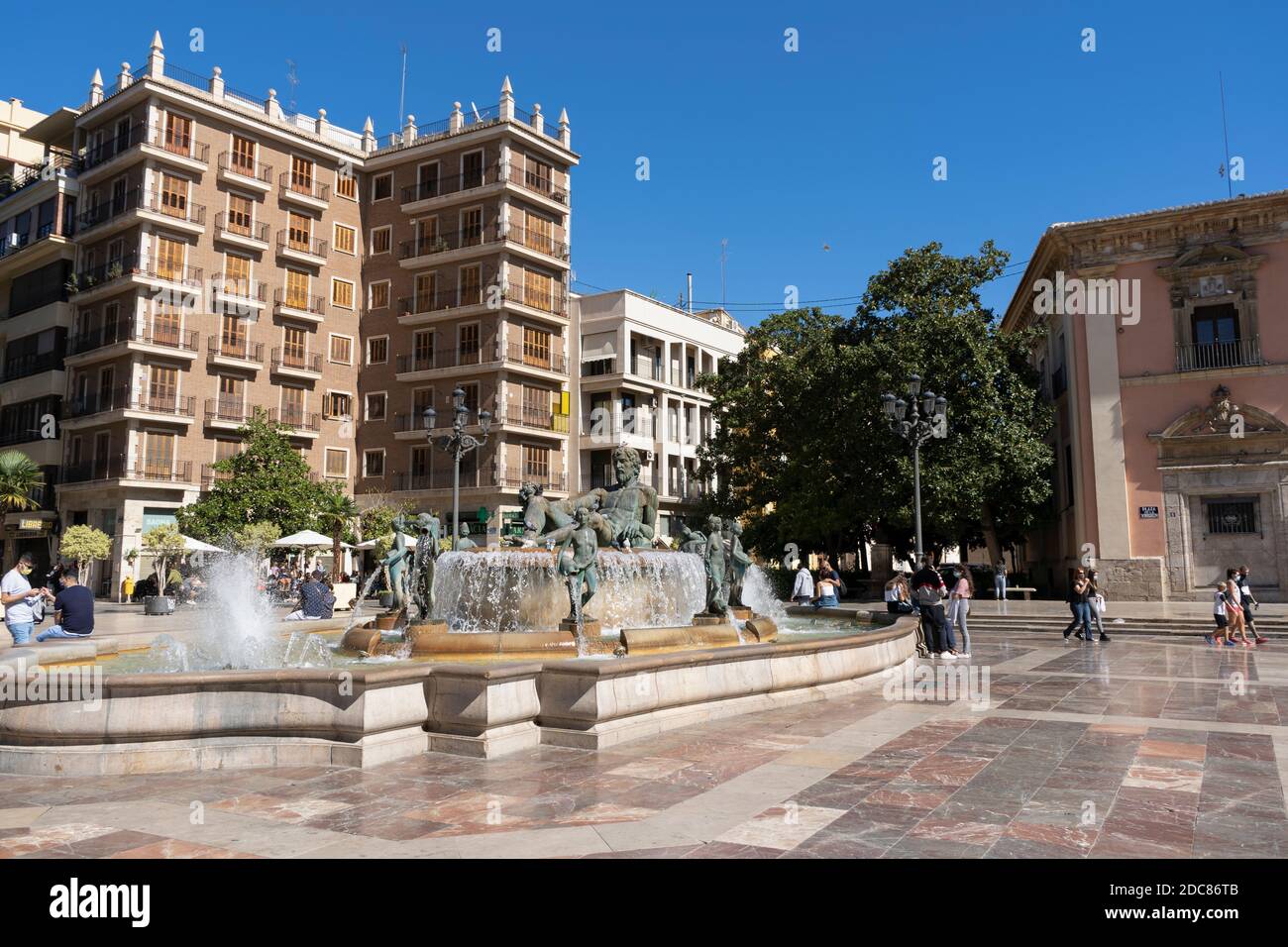 Valencia,Spanien-Oktober 11 ,2020:Blick auf die Plaza de la Virgen (Plaça de la Mare de Déu) mit dem schönen Brunnen im Stadtzentrum von Valencia, Spanien.Peo Stockfoto